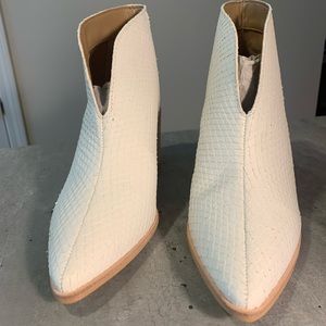 Kaanas Ivory Snakeskin Bootie. Size 7. NEVER WORN!